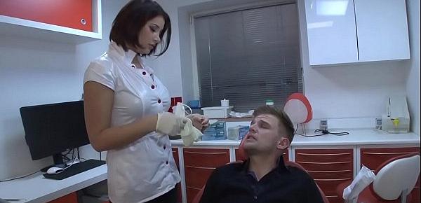  Une jeune dentiste, obligée de donner sa chatte, pour eviter la plainte du client à son patron.
